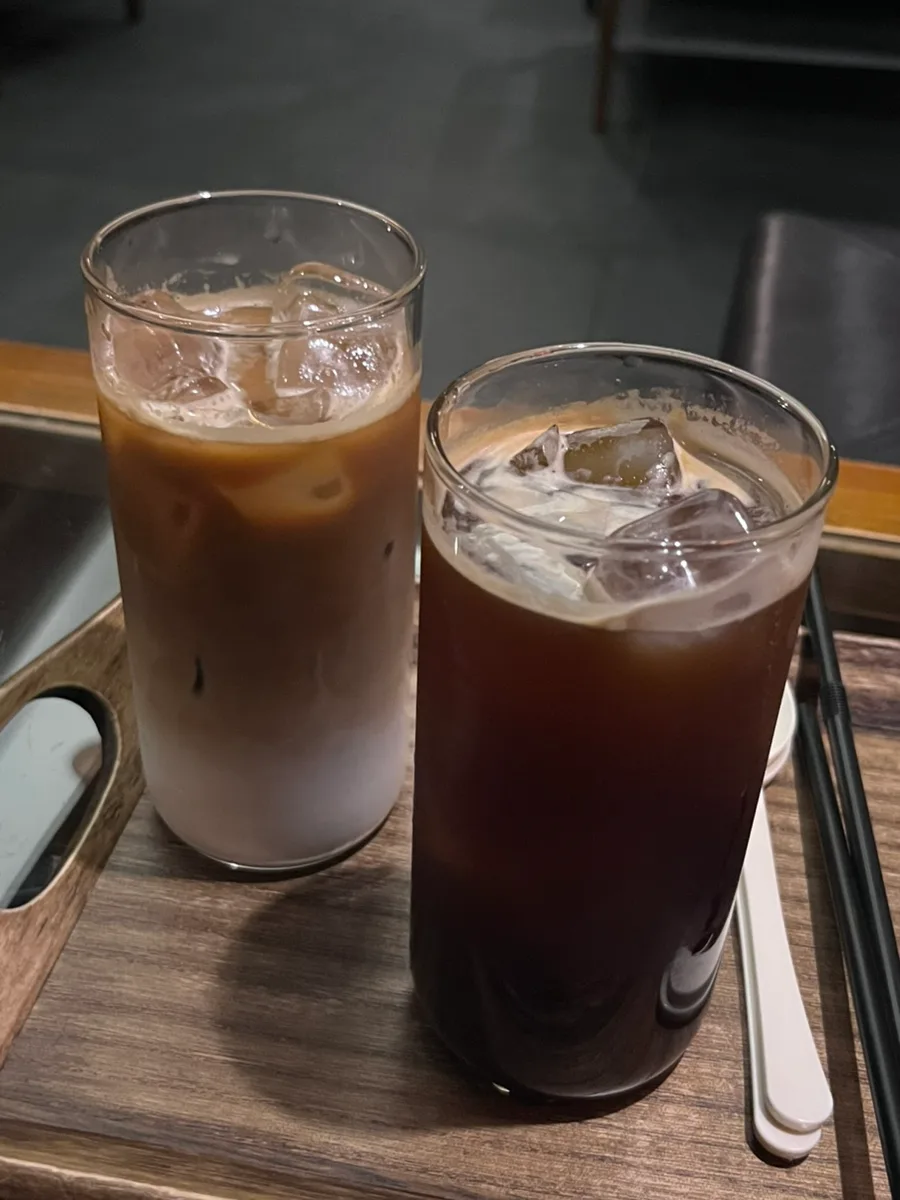 PO TID — トレーに並ぶ２杯の冷たい飲み物