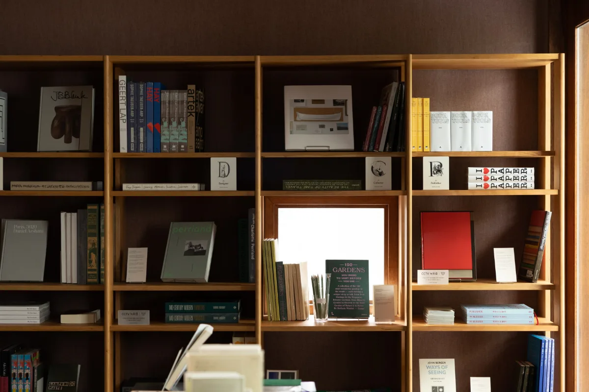 本と雑誌が並ぶ木製棚