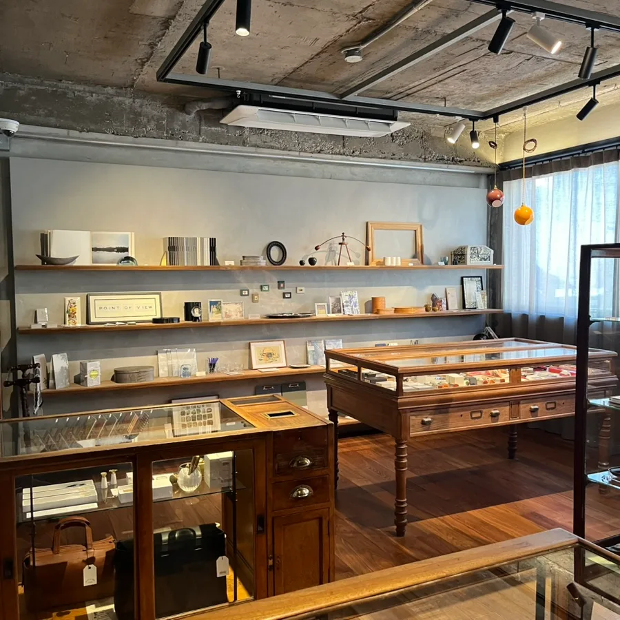木製什器が並ぶ文具店