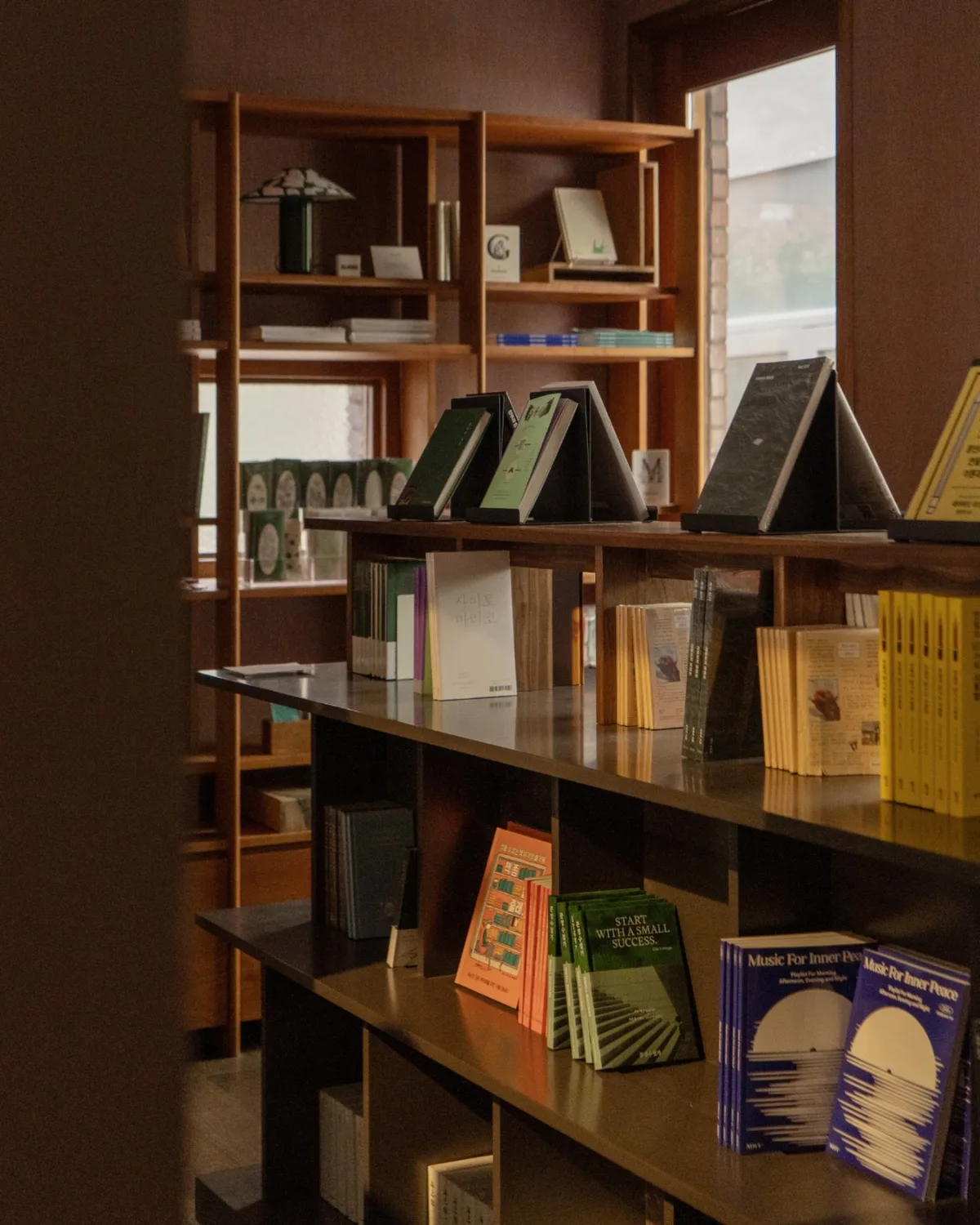 POINT OF VIEW SEOUL — 窓辺に連なる木製の書棚