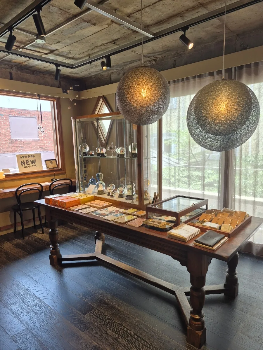 球形照明と文具の展示台
