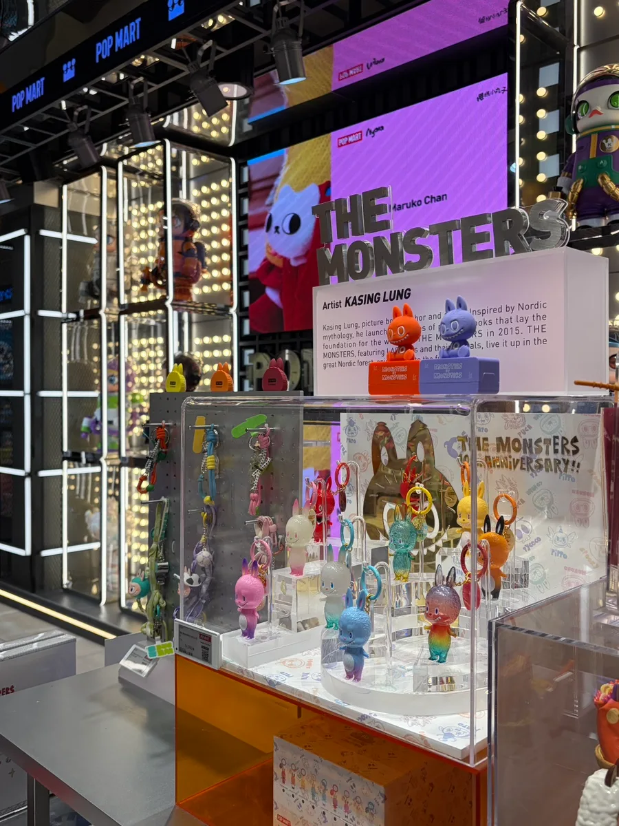 POP MART 明洞店 — カラフルなモンスター展示