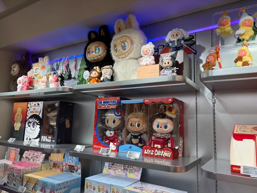ラブブが並ぶ壁面棚