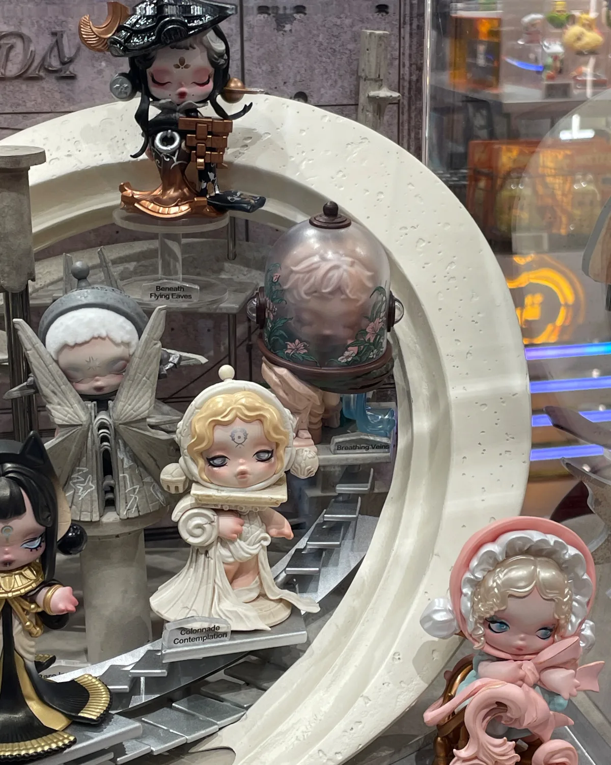 POP MART 明洞店 — 円形展示台のフィギュア群