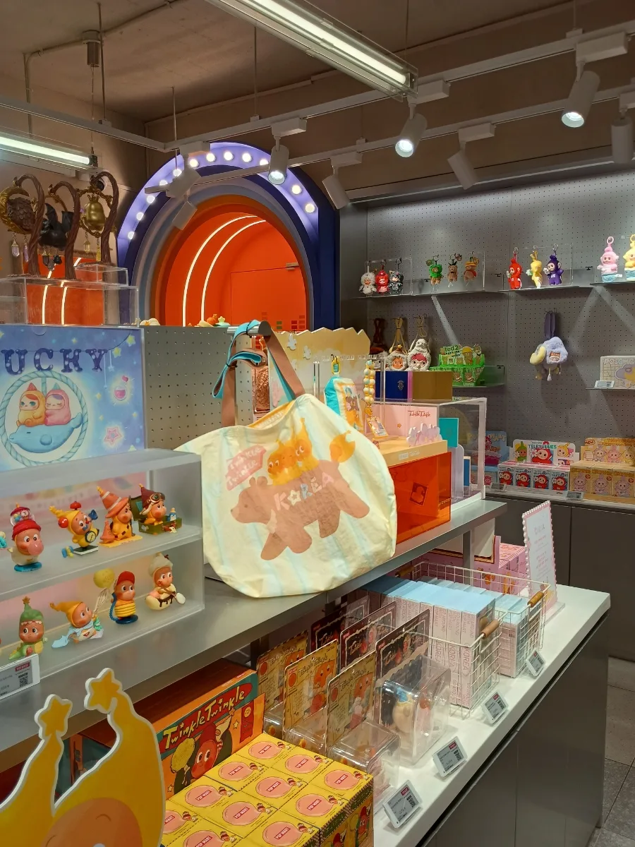 POP MART 明洞店 — カラフルな雑貨が並ぶ売り場
