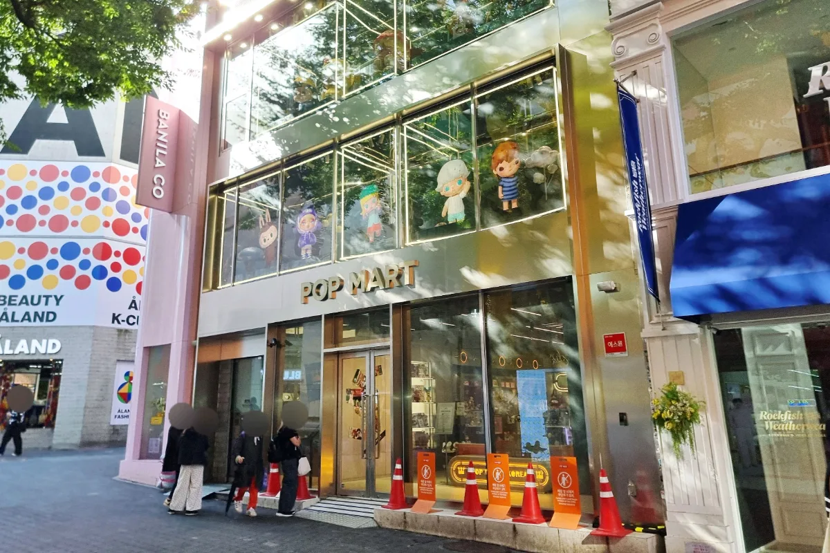 木漏れ日が映るポップマート店舗