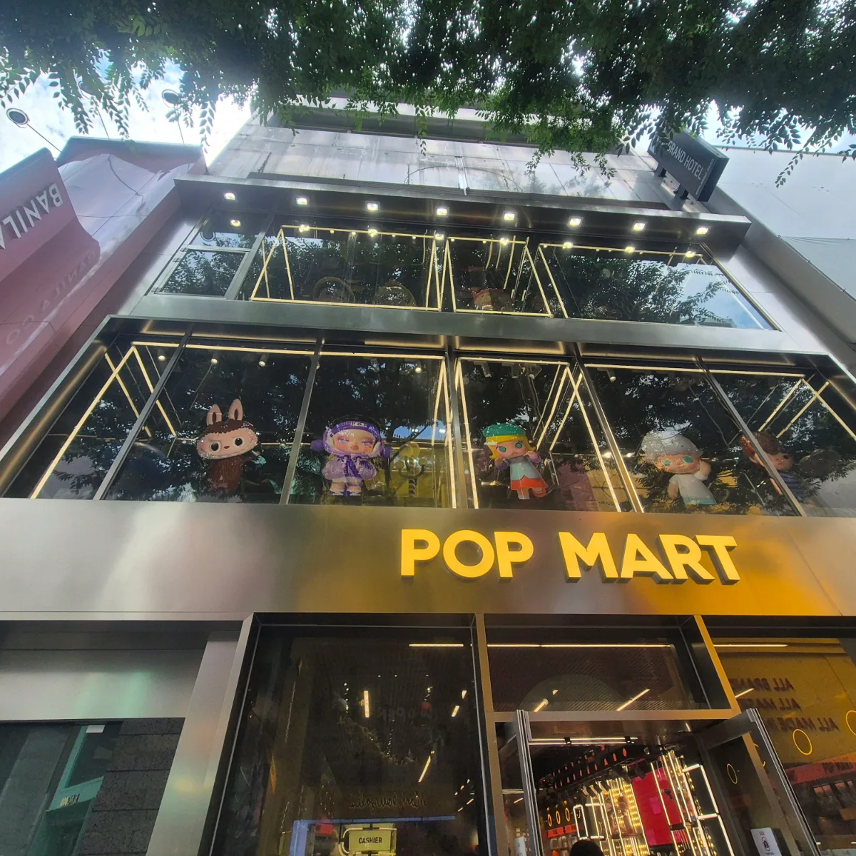 POP MART 明洞店 — 店名ロゴと窓に並ぶキャラクター