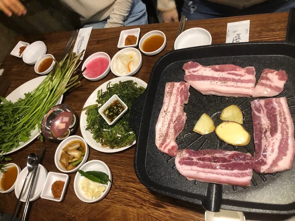 プルトゥンヌンテジ — 豚肉と青菜が並ぶ食卓