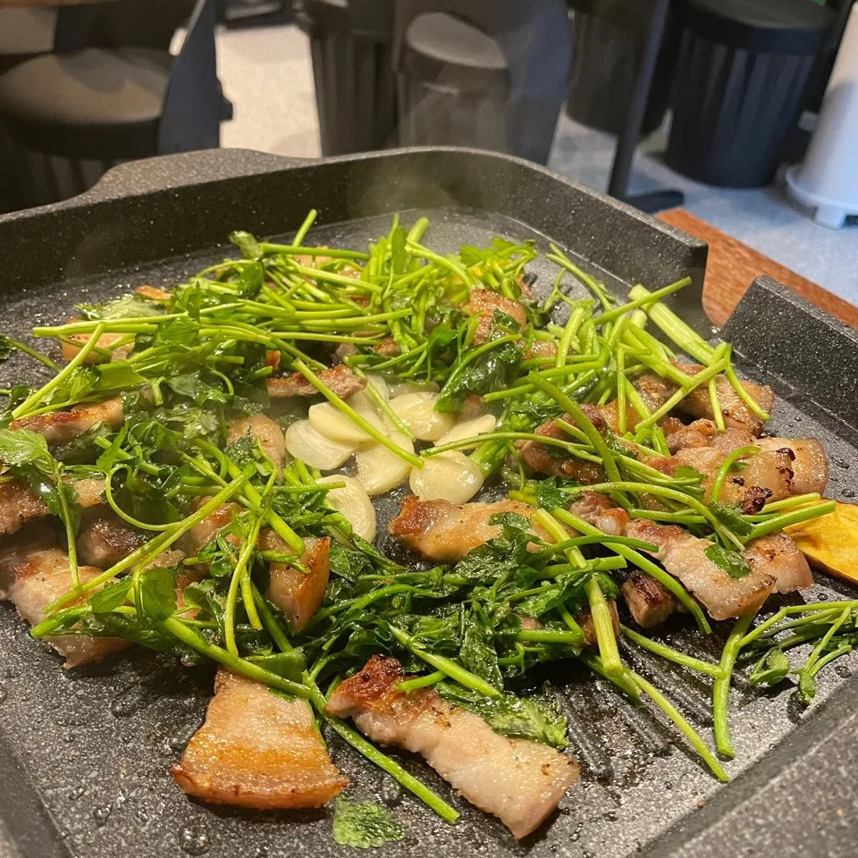 プルトゥンヌンテジ — ミナリと焼いた豚バラ肉
