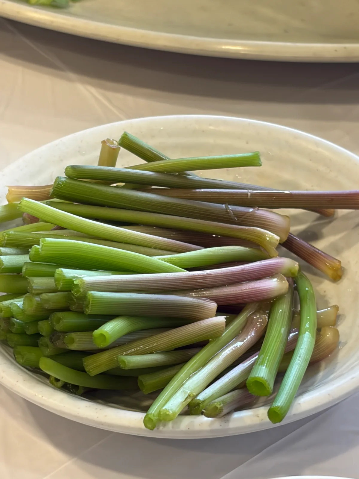 サムジャンをつけて生で食べるミナリの茎