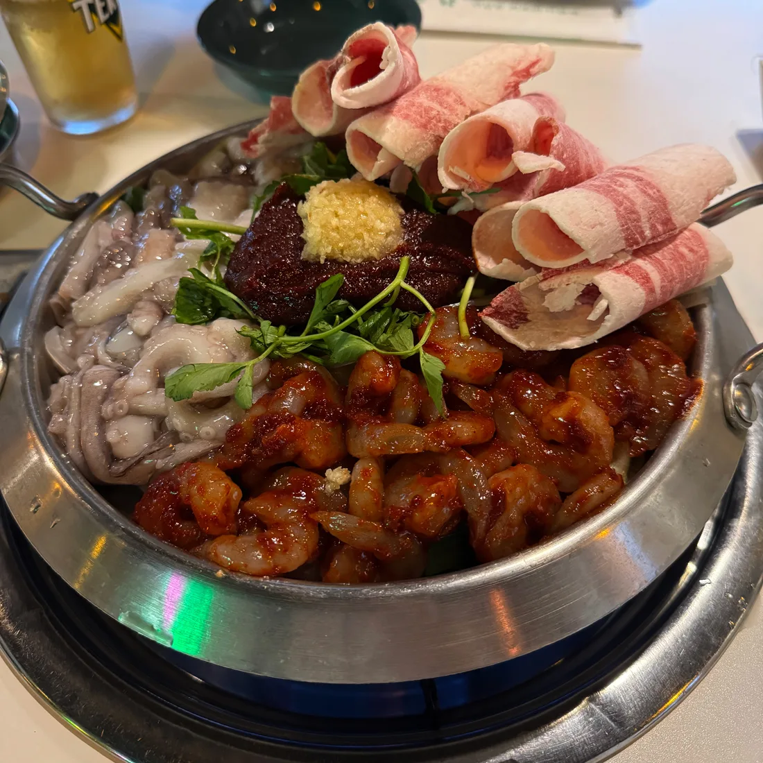 牛バラ肉とタコ、エビの鍋