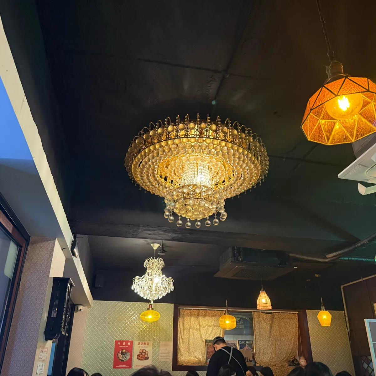 シャンデリアが下がるレトロな店内