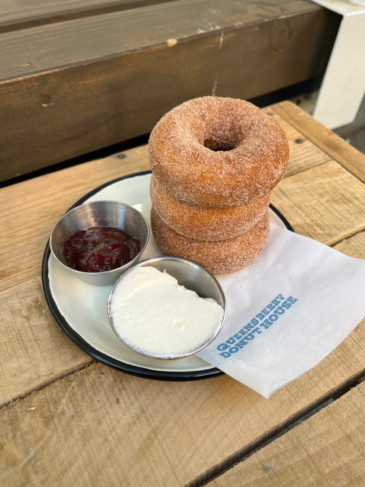 Queensberry Donut House 本店 — ジャムとクリーム添えドーナツ