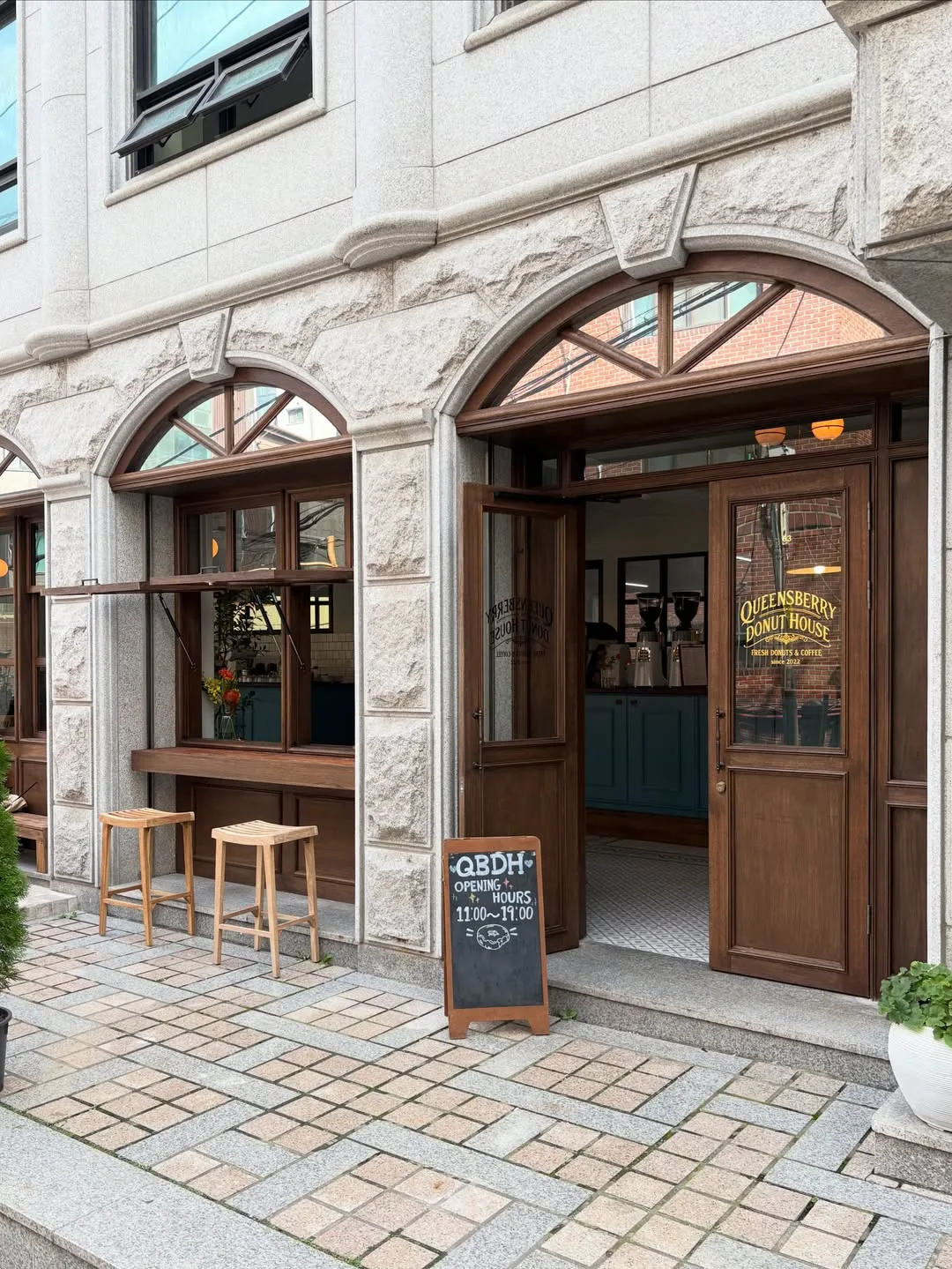 Queensberry Donut House 本店 — 石造アーチと木製扉の店舗