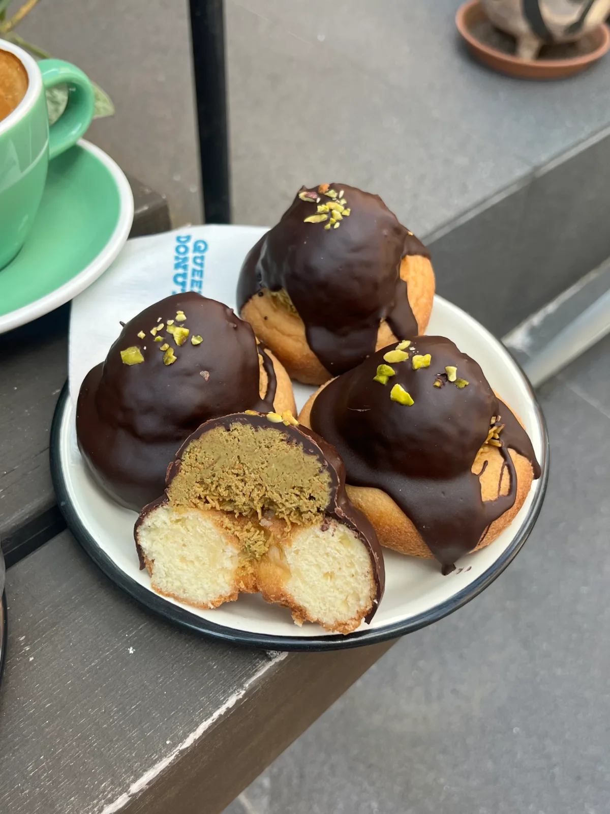 ピスタチオ入りチョコドーナツ