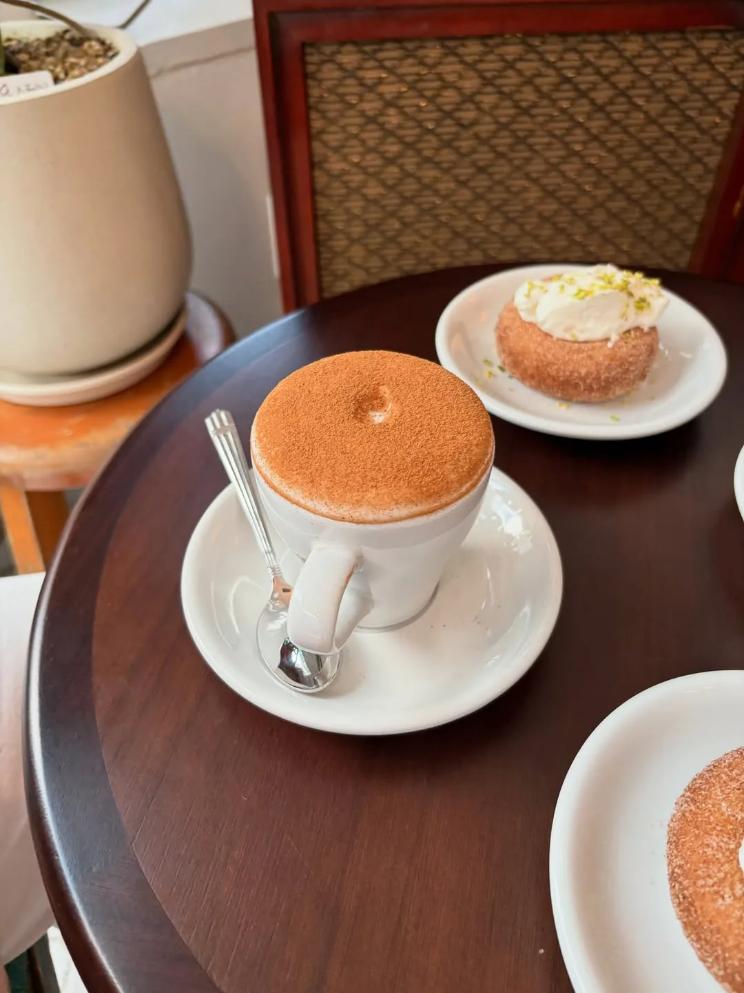 Queensberry Donut House 本店 — 茶色い泡をのせたカップ