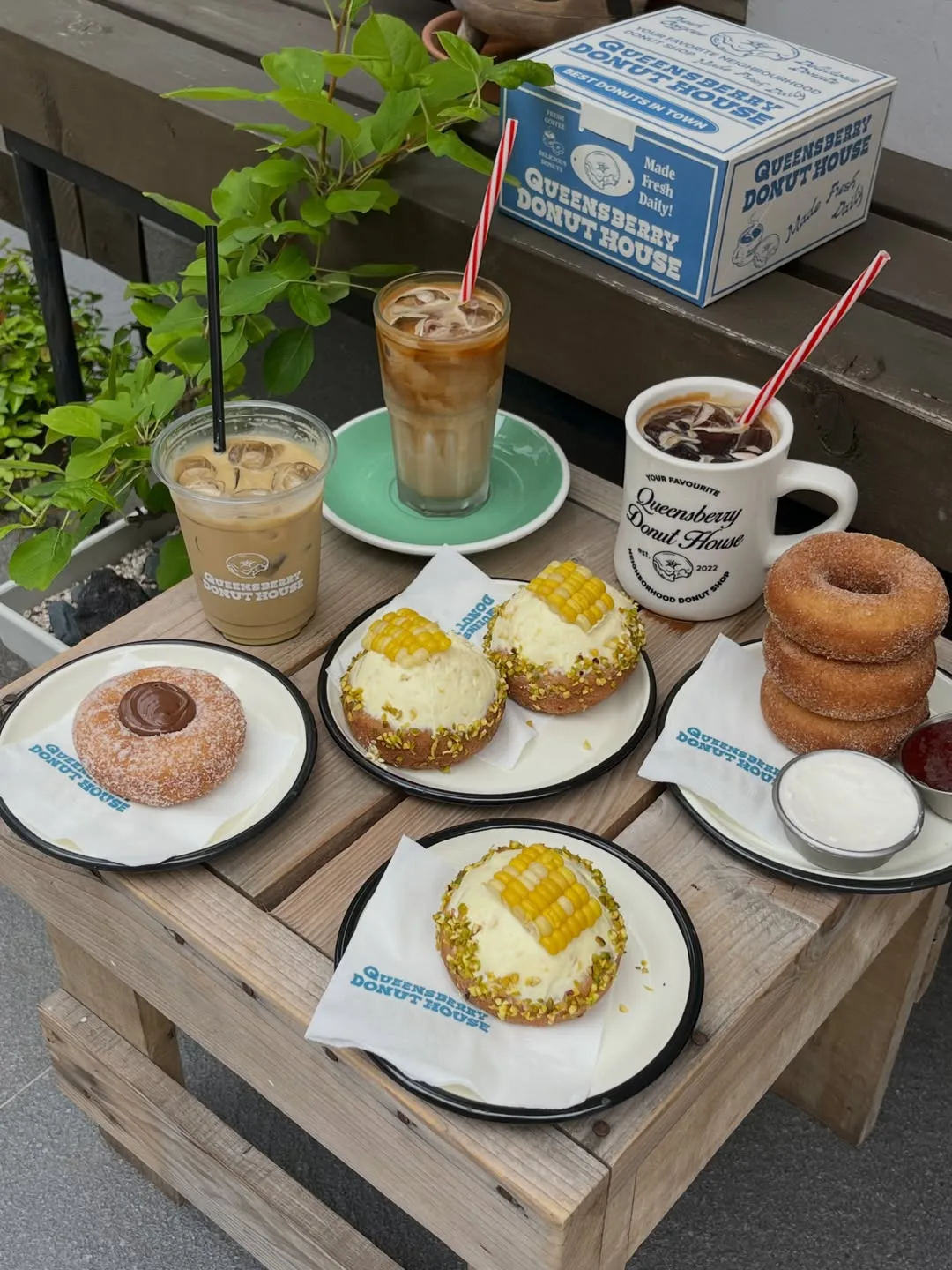 Queensberry Donut House 本店 — ドーナツと飲み物の卓上