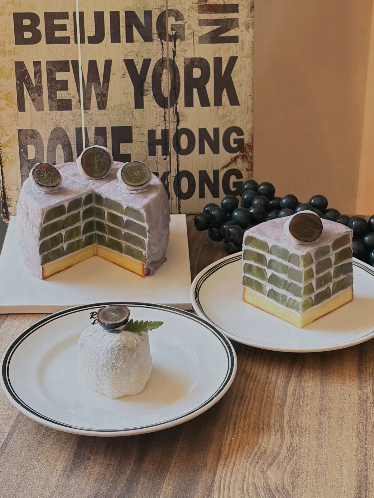 ぶどうを重ねた層ケーキ