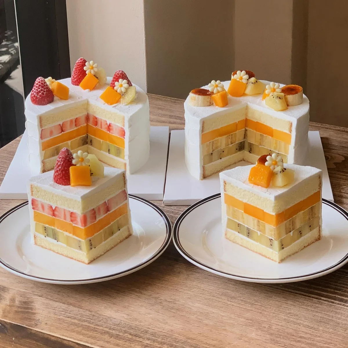 断面を見せたフルーツケーキ