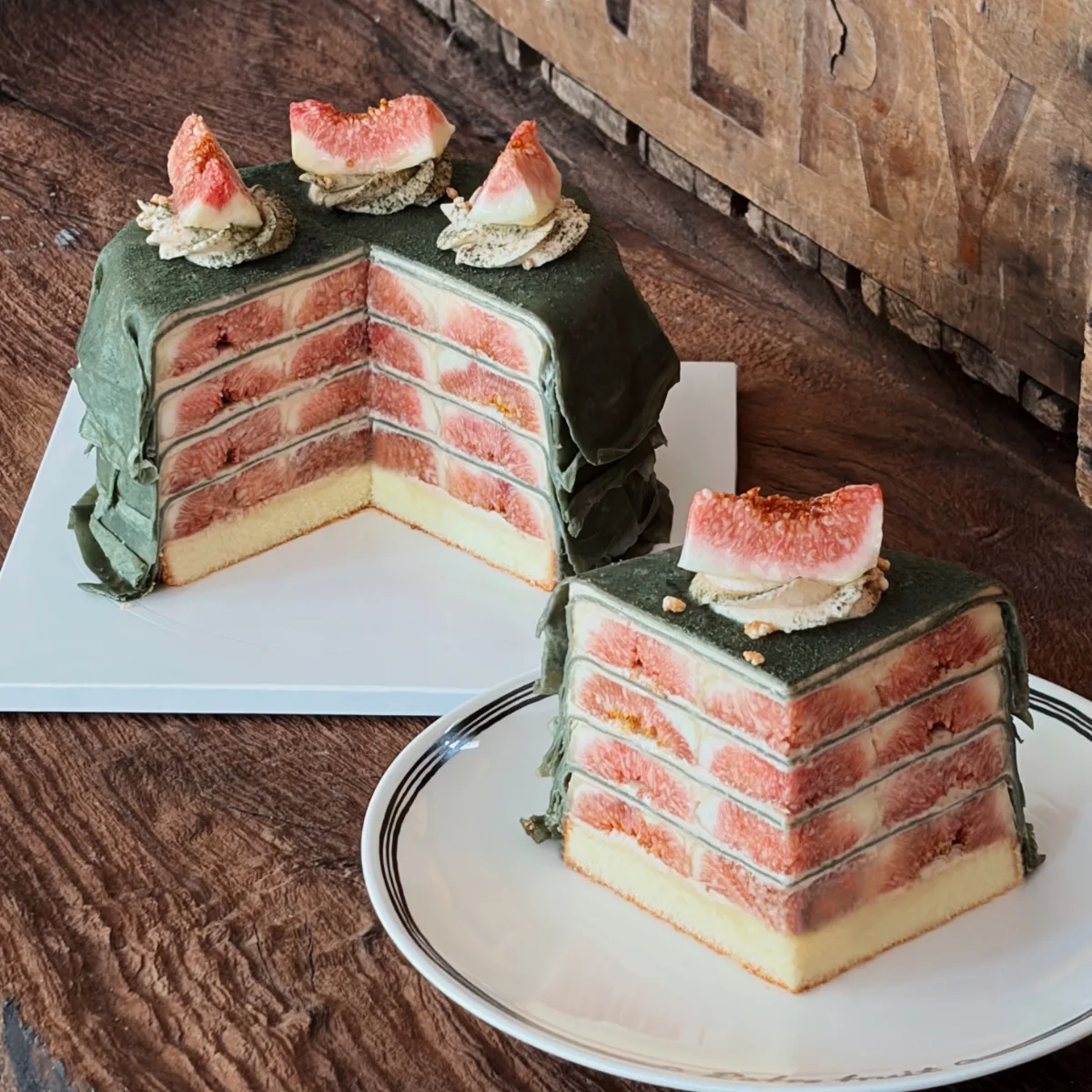 イチジクと緑の層ケーキ