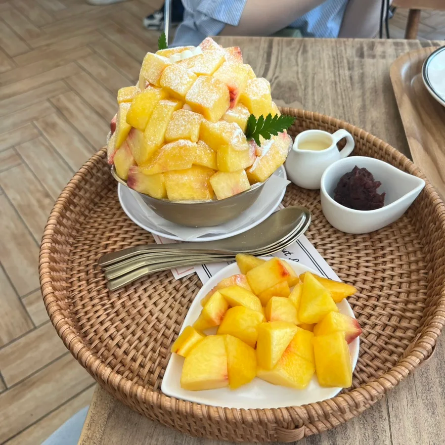 RAFRE FRUIT 聖水店 — 桃を山盛りにしたピンス