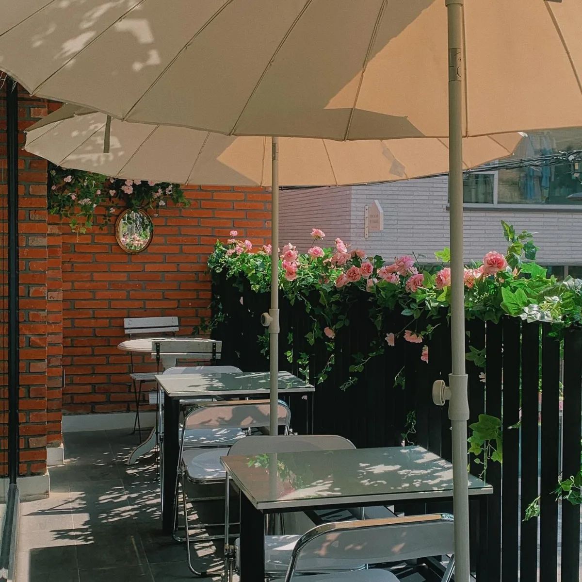 RAFRE FRUIT 聖水店 — 花とパラソルのテラス席