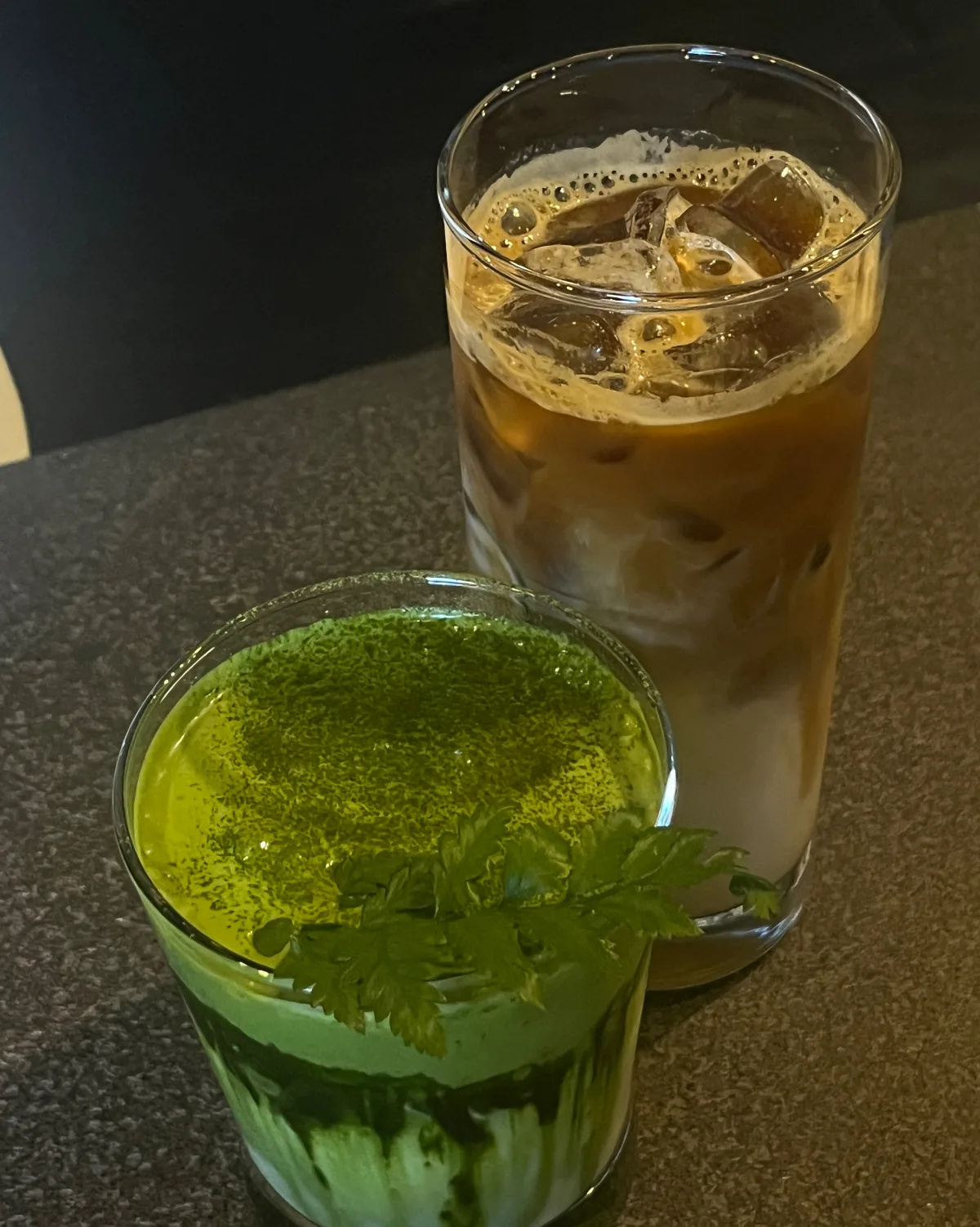 緑のドリンクとアイスラテ