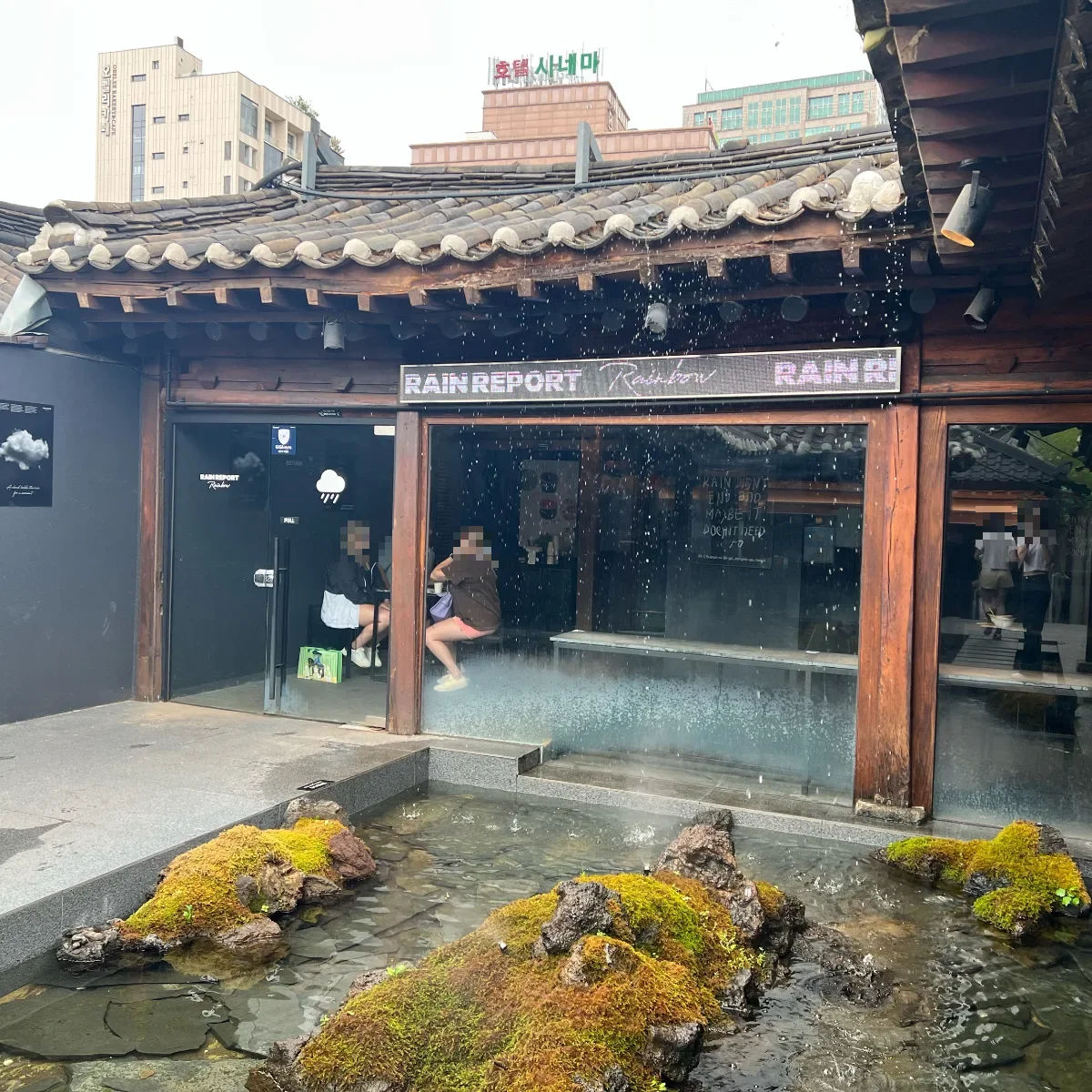 RAIN REPORT Rainbow — 瓦屋根と雨が見える店先