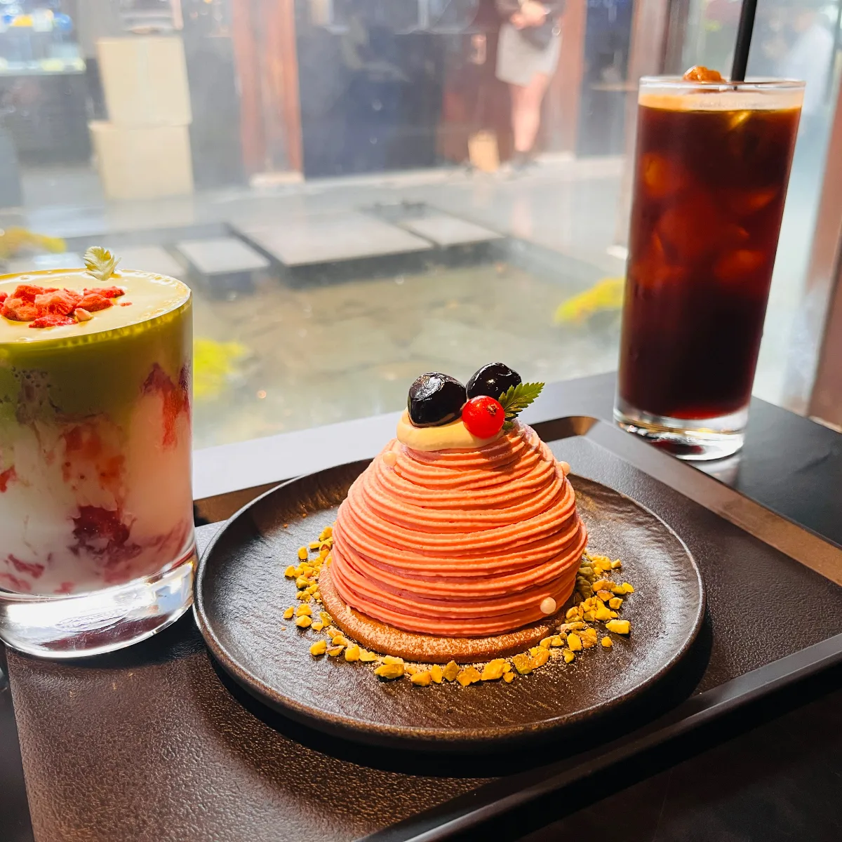 サクランボをのせたピンクのモンブラン