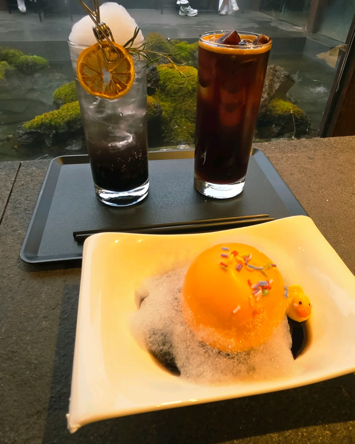 泡を添えたバスボム型のケーキ