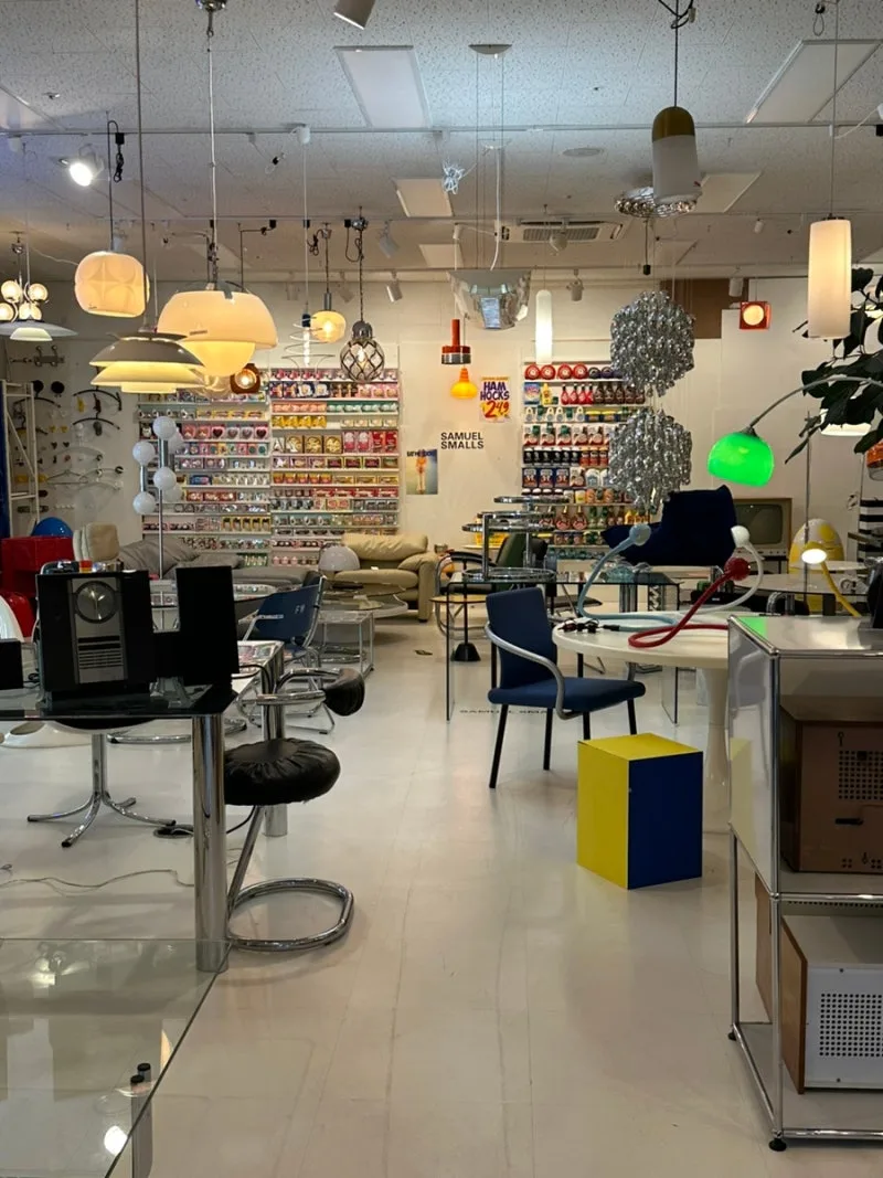 多彩な照明が並ぶ店内
