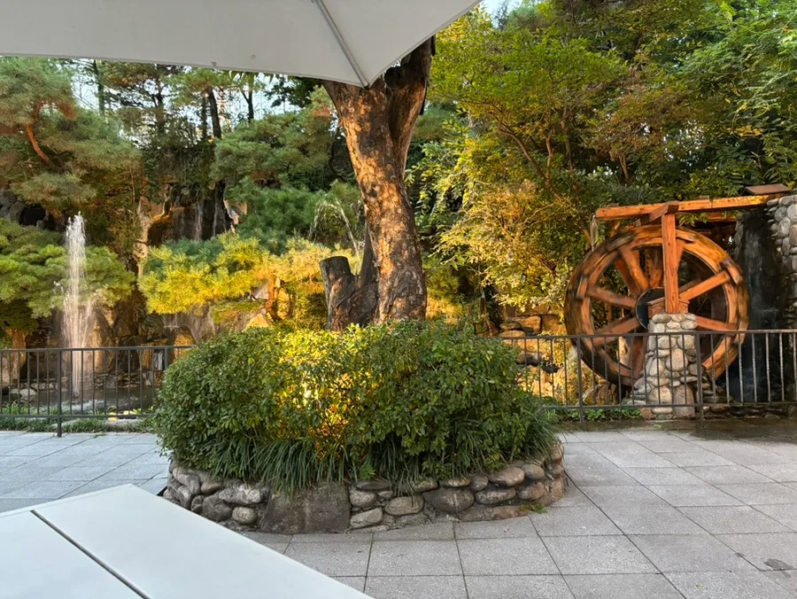 噴水と木製水車の庭園