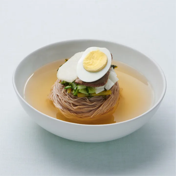 ゆで卵をのせた冷麺