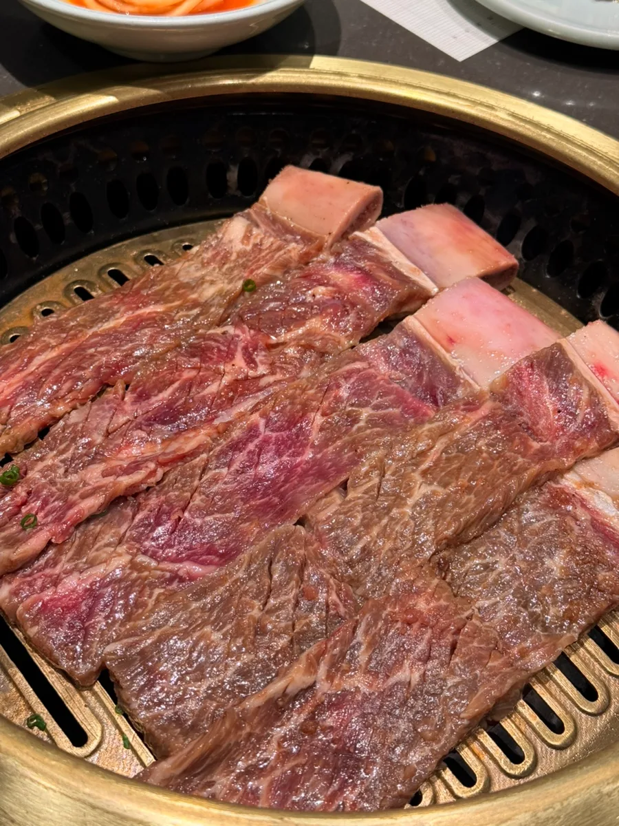 サムォン・ガーデン — 骨付き牛肉を並べた焼き網