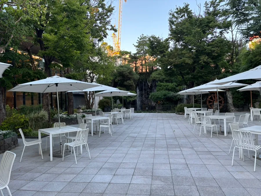白い席と滝のある中庭