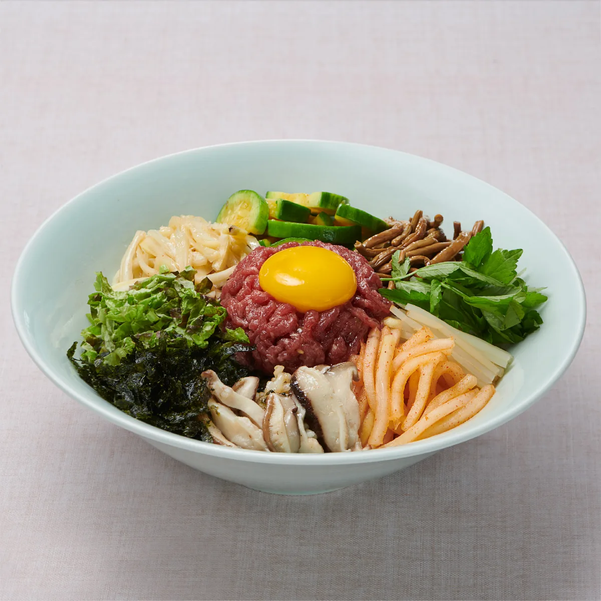 サムォン・ガーデン — ユッケと卵黄を盛った野菜丼