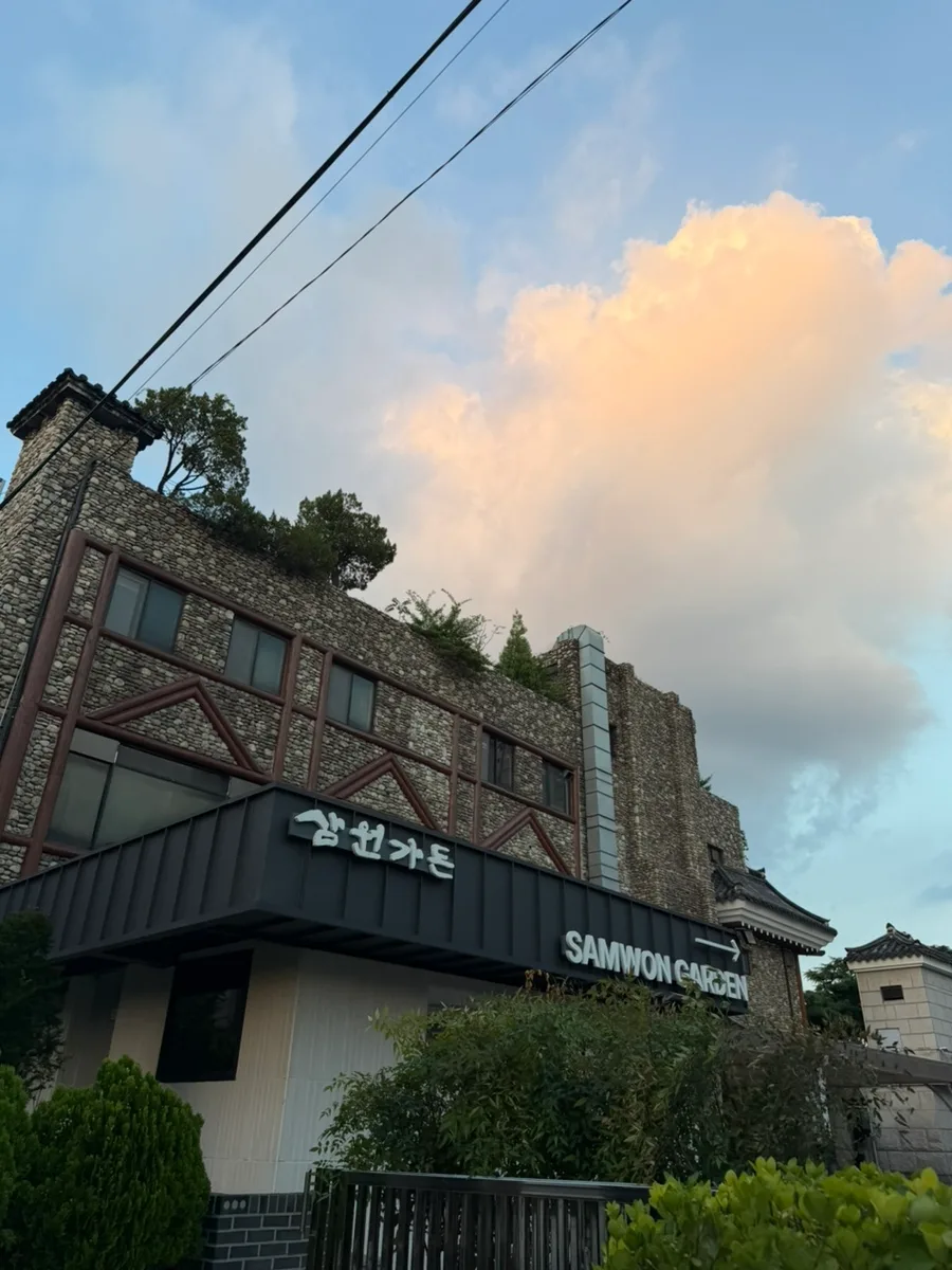 夕雲を背にした石造りの建物