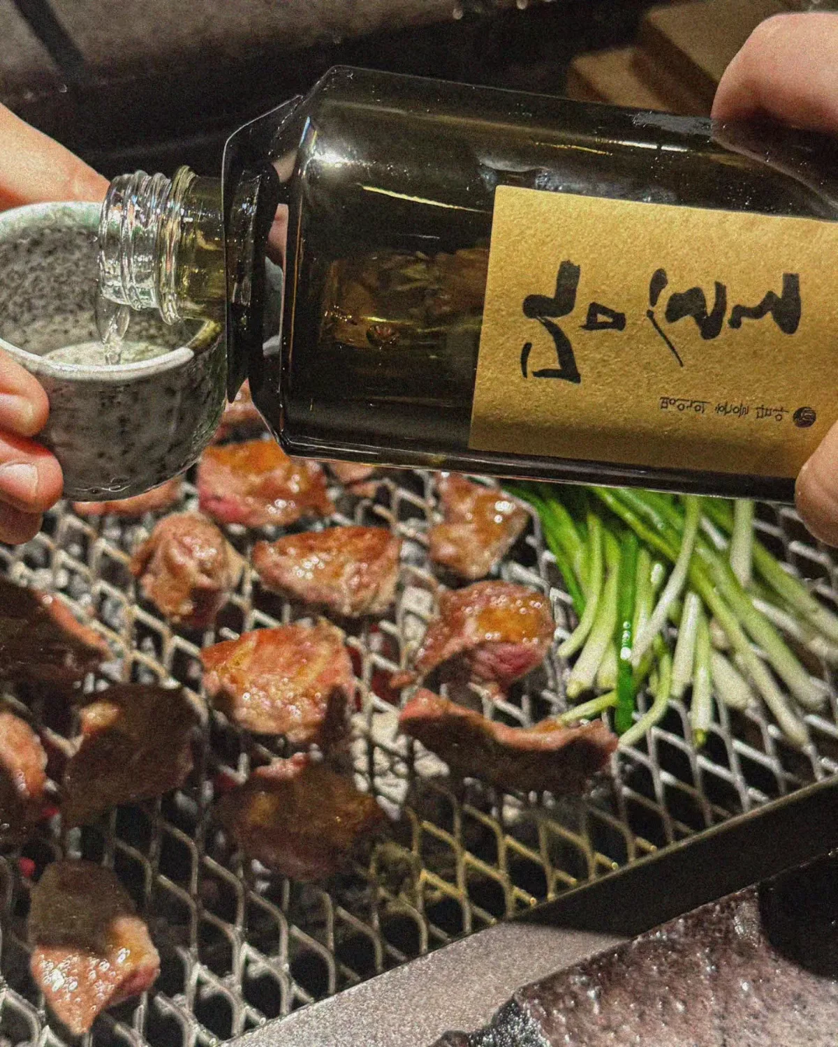 網焼き肉に담솔を注ぐ手元