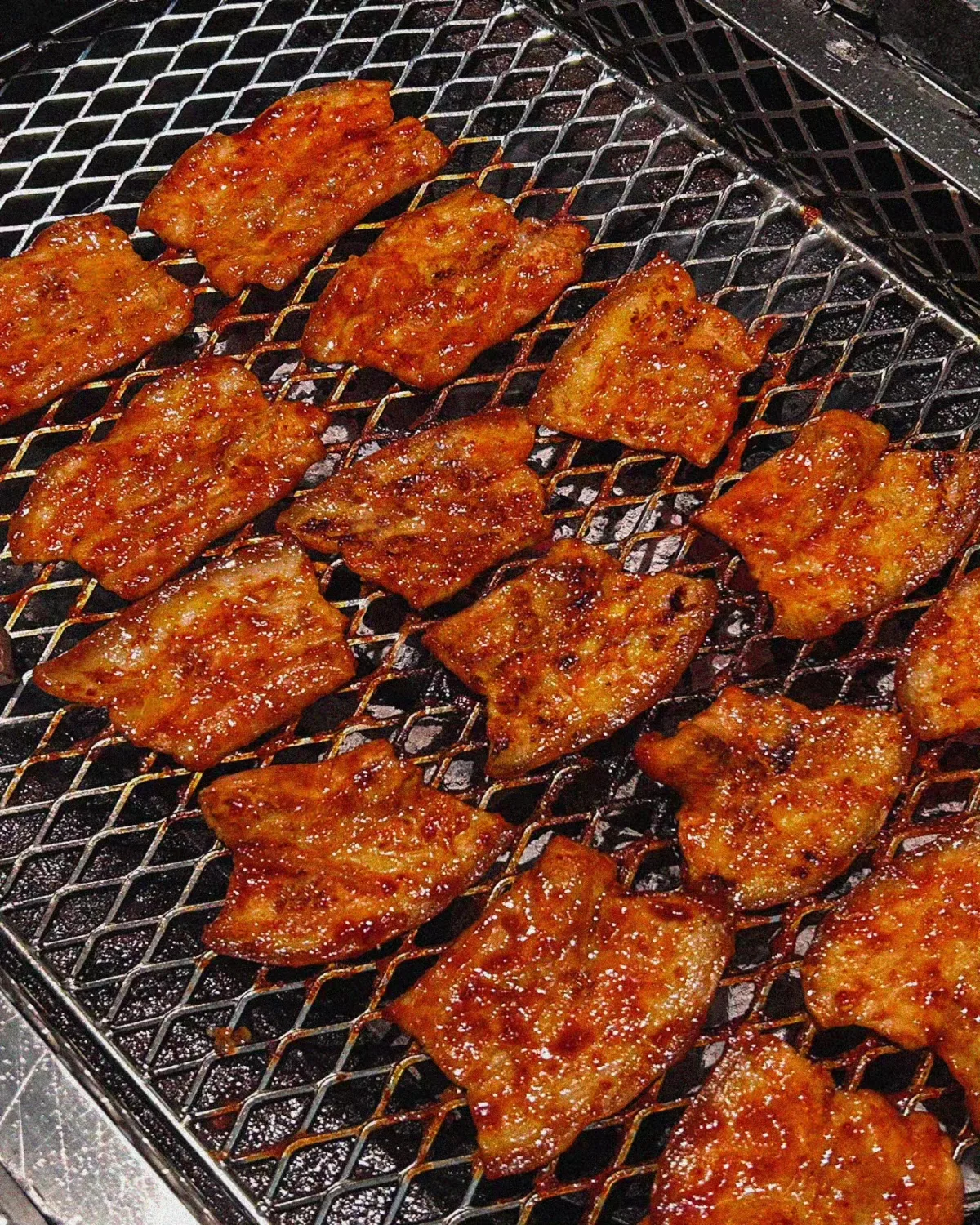 山清炭火ガーデン 乙支路1号店 — 網の上で香ばしく焼けるコチュジャン豚肉