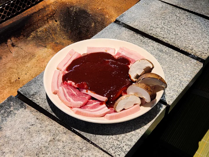 皿に盛られたコチュジャンだれ焼き