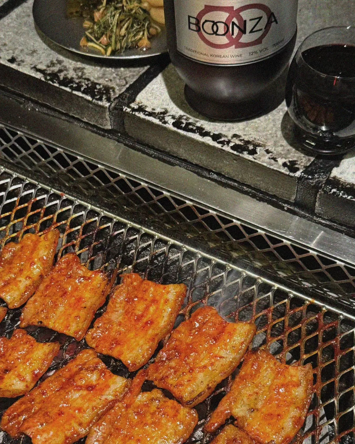 炭火焼き肉と伝統酒瓶