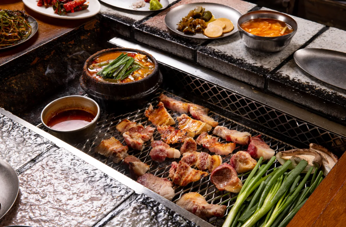 山清炭火ガーデン 乙支路1号店 — 炭火網の肉と土鍋チゲ