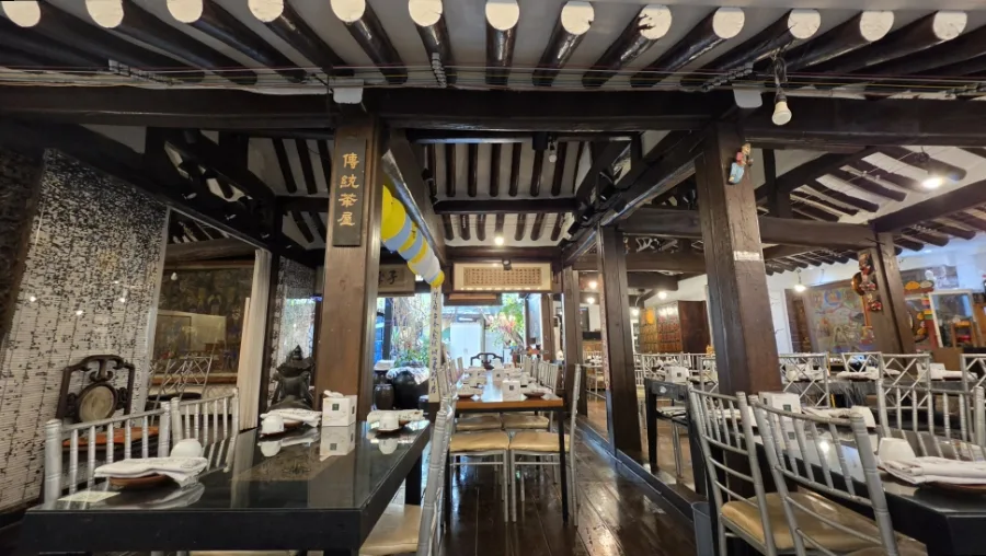 山村 — 梁と絵が見える食事室