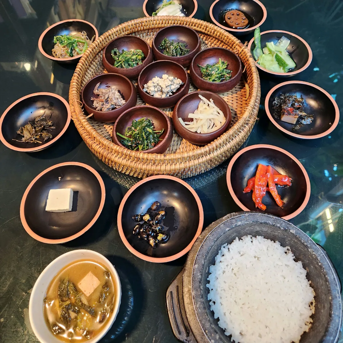 山菜のおかずと釜飯の膳