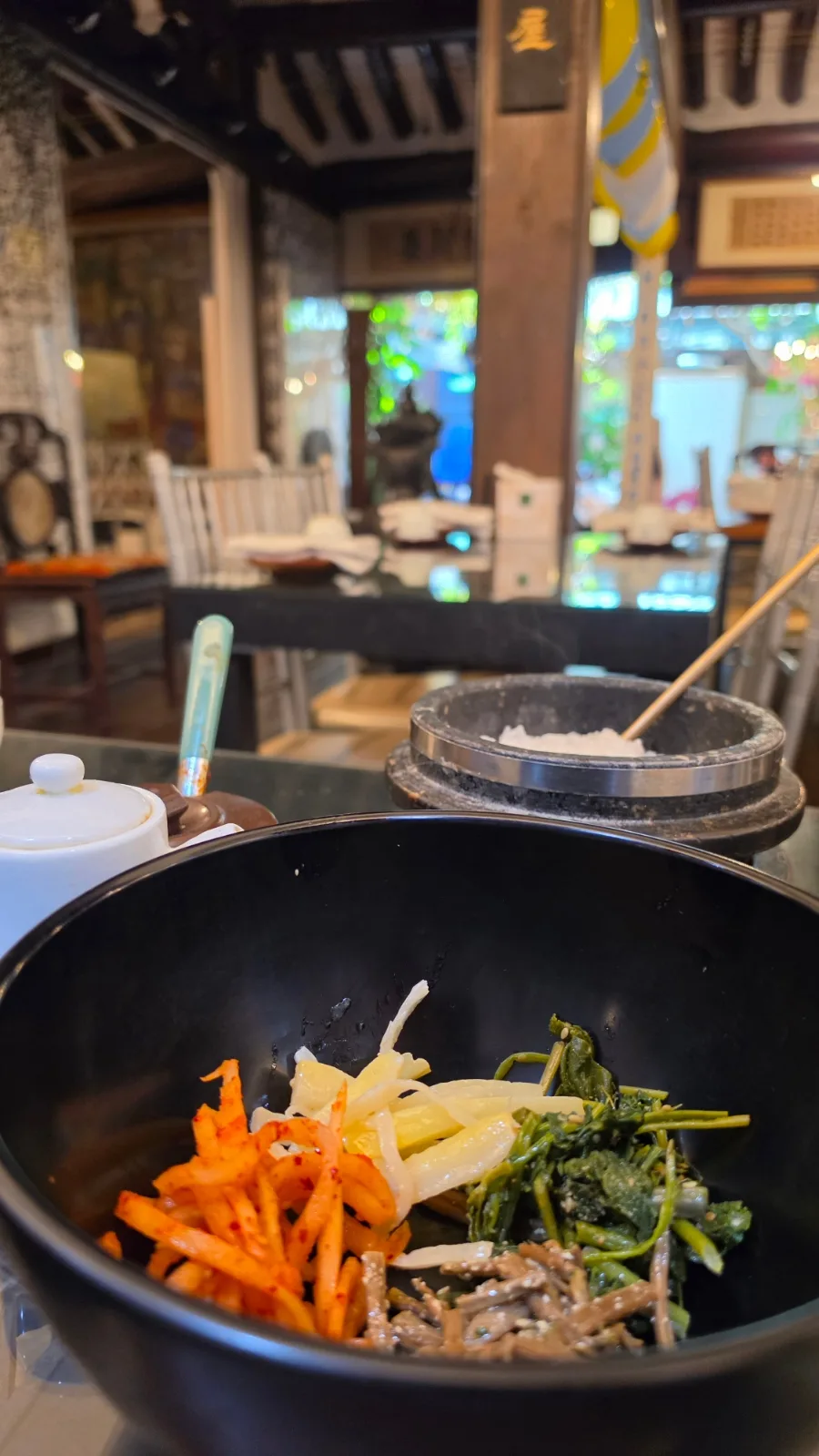 山村 — 野菜の具と奥に見える釜飯