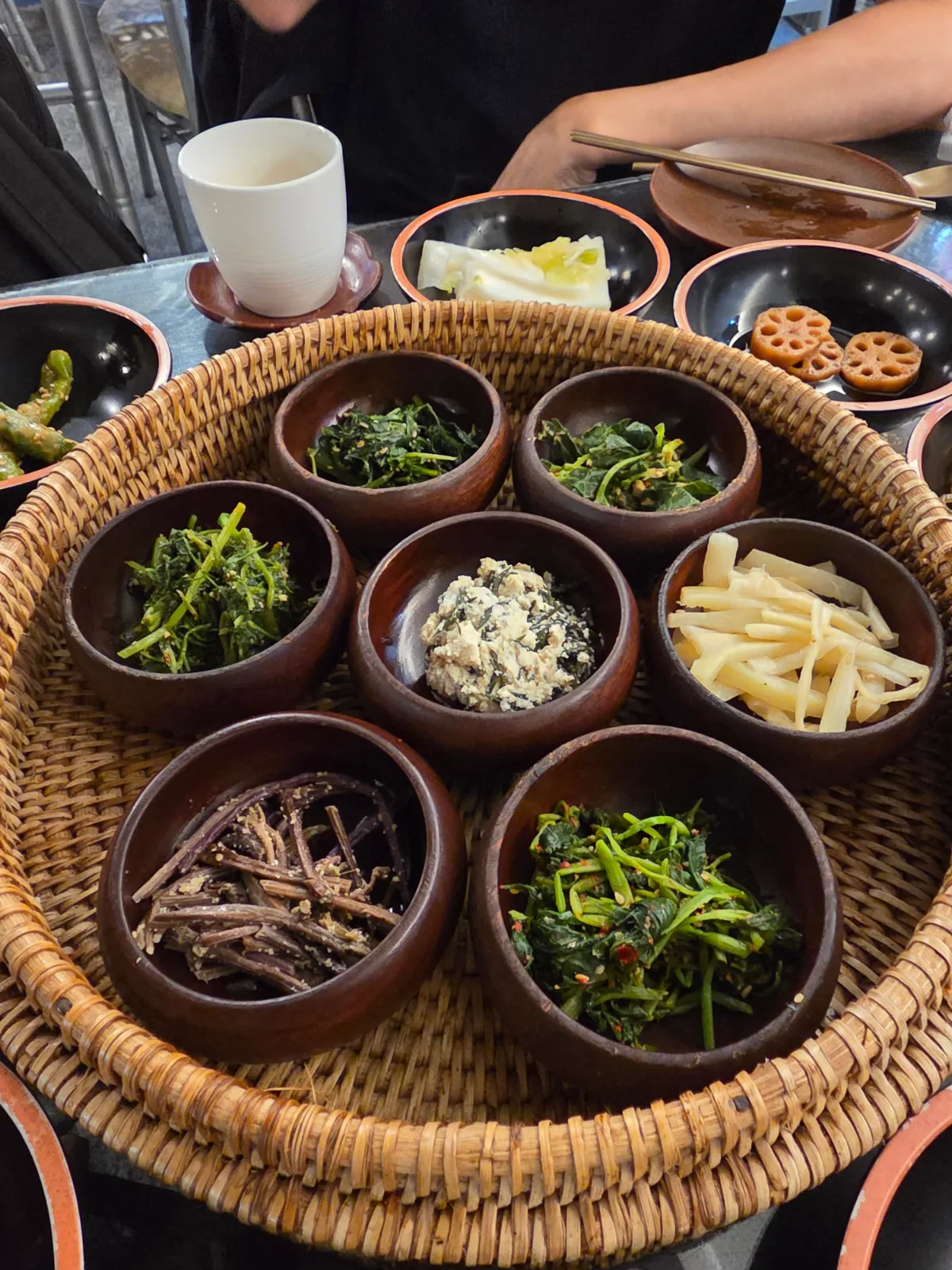 籠に並ぶ七つの山菜小鉢