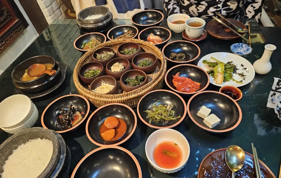 山村 — 卓上に並ぶ山菜料理と釜飯