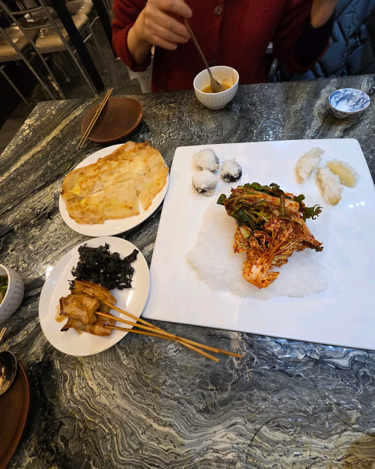 白菜のチヂミと串焼きの前菜