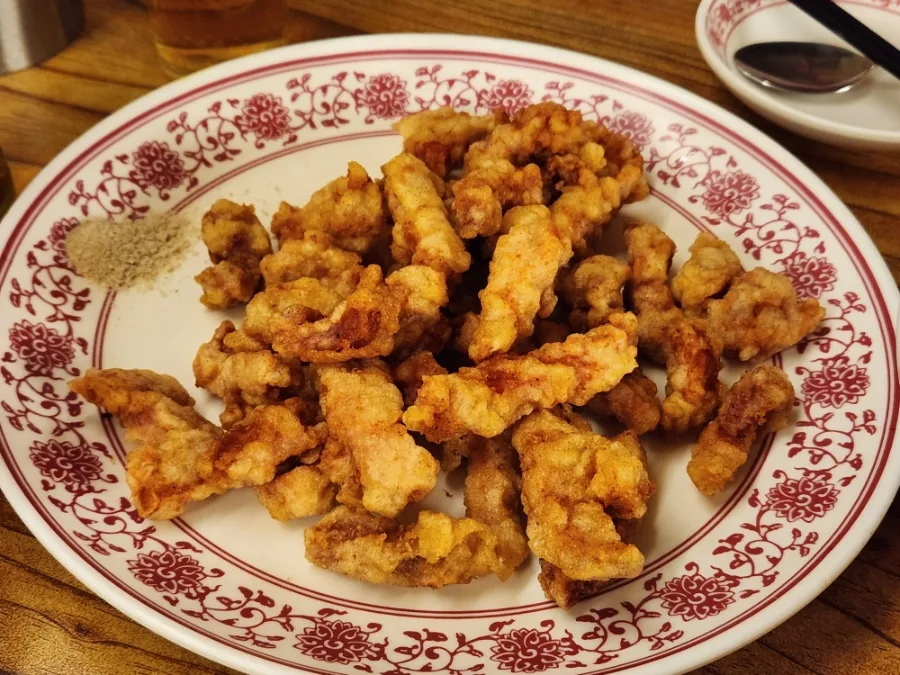 皿に盛られた豚肉の揚げ物