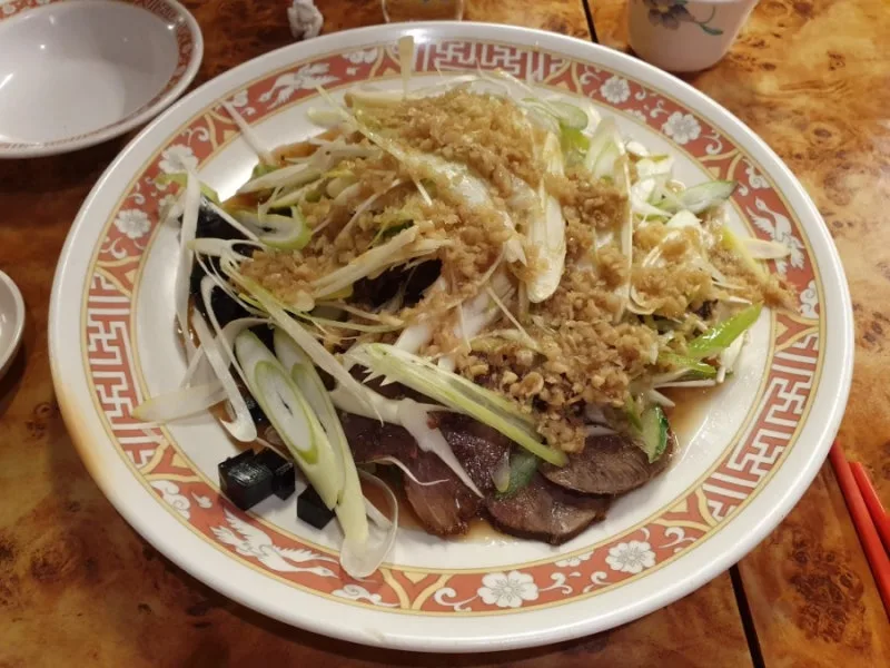 ネギをのせた五香醤肉
